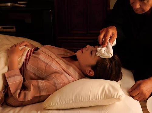 MERAWAT MENANTU YANG SAKIT....