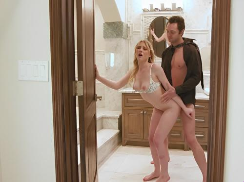 Pekerja periklanan dan saudara perempuannya sendirian di rumah, berhubungan seks