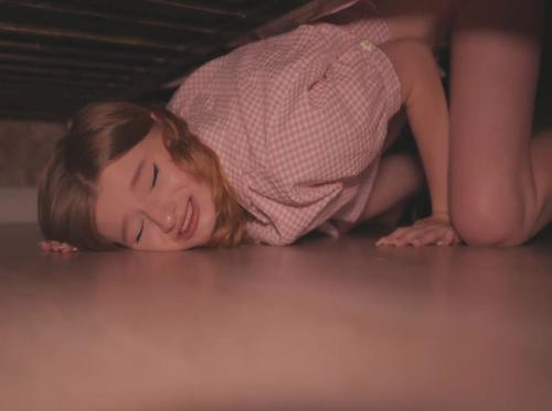 Sialan kakak perempuan yang terperangkap di bawah tempat tidur